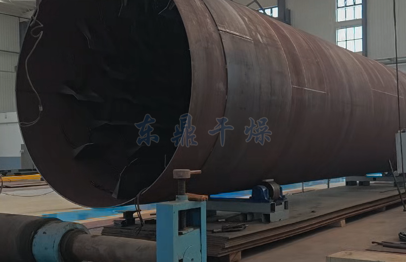 走進陜西府谷煤泥烘干機制造車間，機器轟鳴中滿是專業(yè)氣息 —— 這里正為煤泥烘干需求，精準打造適配設備。  車間內，鋼板切割環(huán)節(jié)采用數(shù)控設備，誤差控制在 ±1mm 內，確保滾筒等核心部件尺寸精準；焊接工